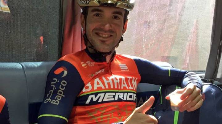 Ion Izagirre posa con el maillot del Bahrain-Merida durante el día de descanso en la Vuelta a España.