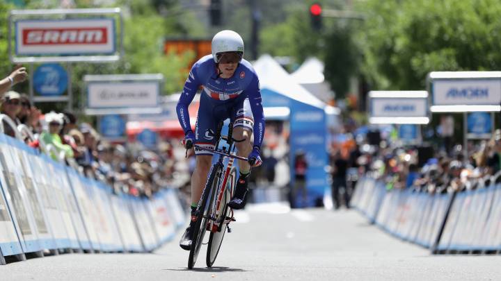 Andrew Talansky rueda con el maillot de campeón de Estados Unidos de Contrarreloj durante la Vuelta a California 2016.