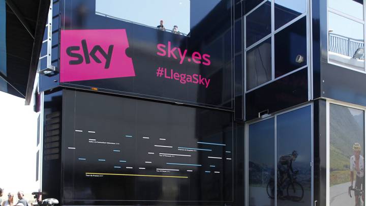 El Sky cambia la decoración de sus vehículos en la Vuelta