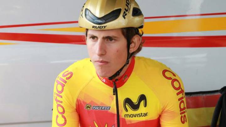 El ciclista Iván García Cortina luce el maillot de España antes de una carrera.