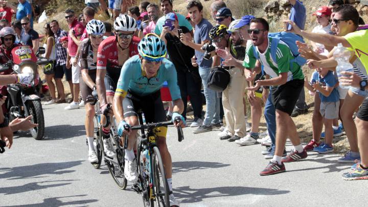 Miguel Ángel 'Superman' López tira de Alberto Contador y Romain Bardet durante la etapa de Sierra Nevada en la Vuelta a España.