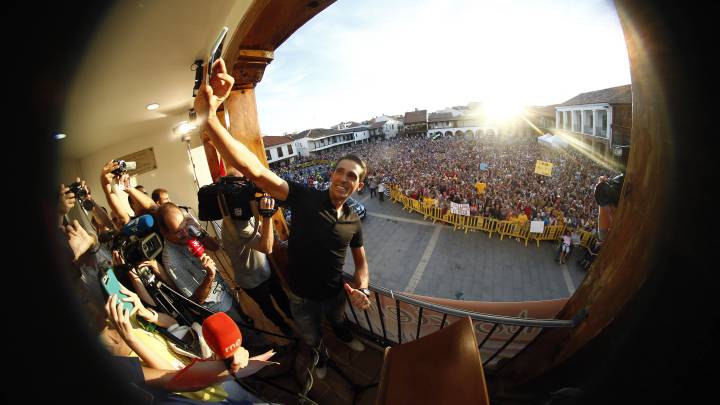 Alberto Contador se saca un selfie durante el homenaje en Pinto.