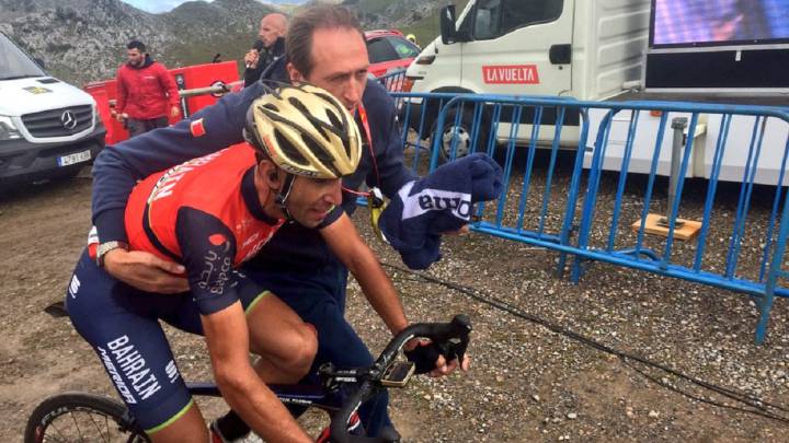 Vincenzo Nibali llega a la meta del Angliru en la penúltima etapa de la Vuelta a España tras sufrir una caída en el descenso del Cordal.