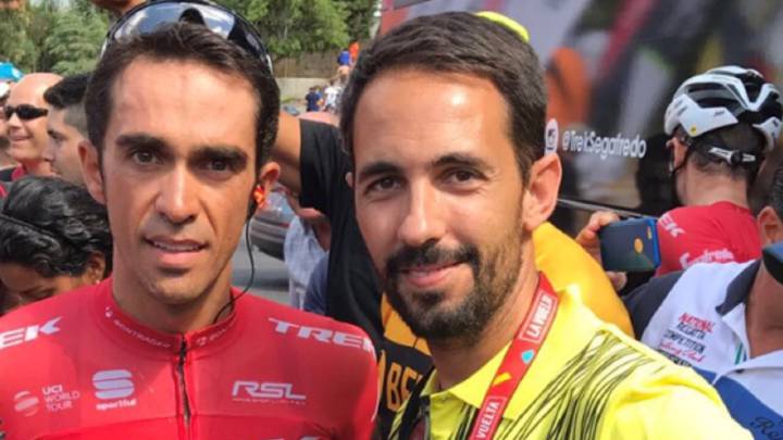 Alberto Contador posa con una de las prendas firmadas de Star Vie con las que busca recaudar fondos para la Fundación Cesare Scariolo.