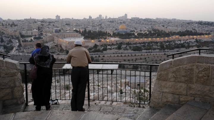 Visitantes musulmanes miran las vistas desde el Templo del Monte en la ciudad vieja de Jerusalén. La ciudad acogerá la salida del Giro de Italia 2018.