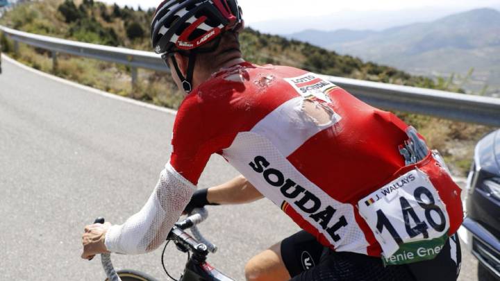 Jelle Wallays rueda con numerosas heridas durante la Vuelta a España.
