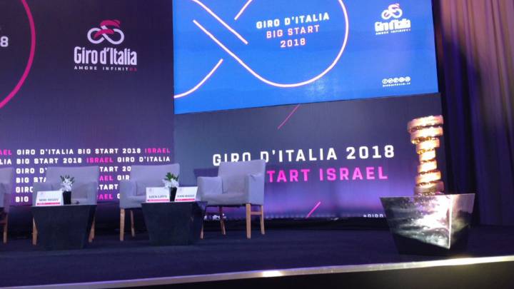 Imagen del escenario de presentación de la Gran Salida del Giro 2018 junto al Trofeo Senza Fine en Jerusalén.