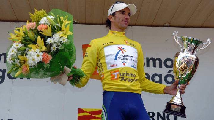 Rubén Plaza posa como ganador de la Vuelta a Aragón 2005.