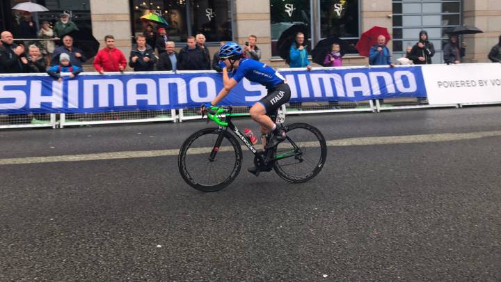 La ciclista italiana Elena Pirrone celebra su victoria en la prueba en ruta júnior femenina en los Campeonatos del Mundo de Bergen.