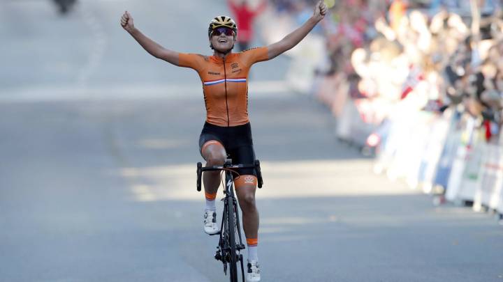 Chantal Blaak celebra su victoria en el campeonato del mundo de ciclismo de Bergen.
