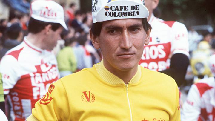 El ex ciclista colombiano Luis Alberto "Lucho" Herrera", posa con el maillot amarillo de campeón de la Vuelta a España en 1987.