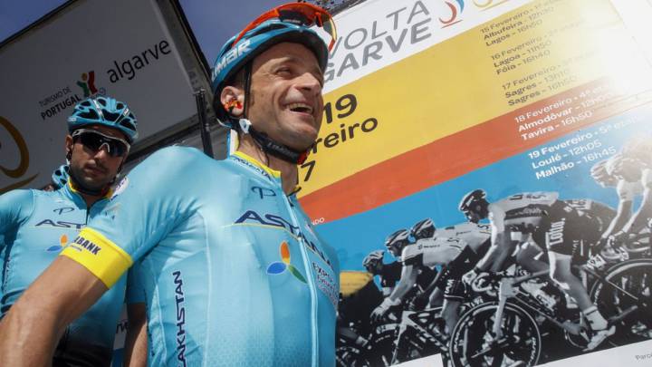 Michele Scarponi sonríe antes de competir en la Volta al Algarve 2017 con el maillot del Astana.