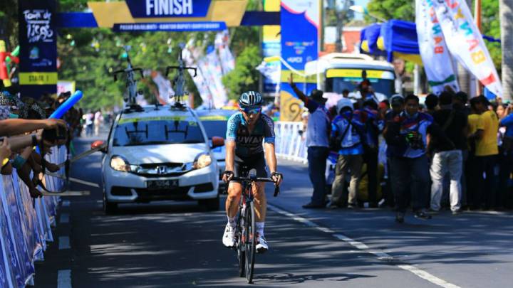 Davide Rebellin cruza la línea de meta como vencedor del Tour de Banyuwangi Ijen.