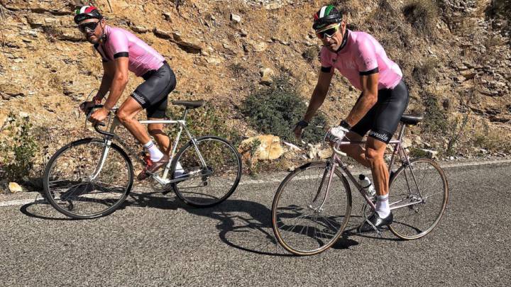 Luis Enrique y Toñín Llorente entrenan para l'Eroica con maillots y bicicletas de antaño.