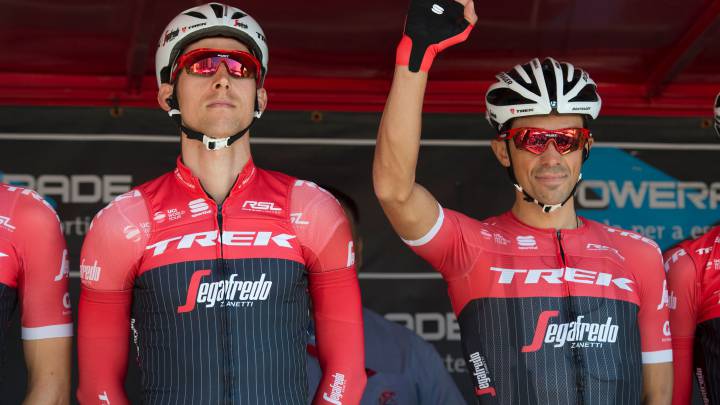 Bauke Mollema y Alberto Contador posan antes de tomar la salida de una etapa en la Volta a Catalunya.