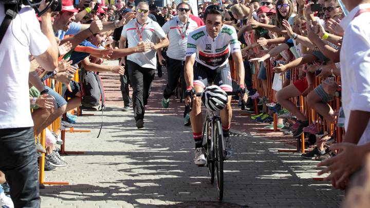 Alberto Contador rueda antes de tomar la salida de la última etapa de la Vuelta a España en Arroyomolinos.