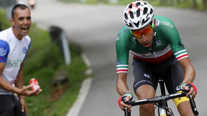 Fabio Aru rueda en solitario durante la 18ª etapa de la Vuelta a España 2017 entre Suances y Santo Toribio de Liébana.