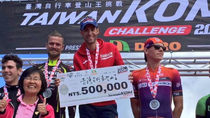 Vincenzo Nibali posa con el cheque de 500.000 dólares taiwaneses junto a Óscar Pujol y John Ebsen en el podio del Taiwán KOM Challenge.