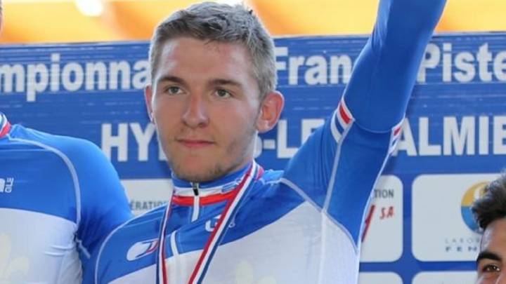 El ciclista Mathieu Riebel celebra el título de campeón de Francia de pista en categoría junior.