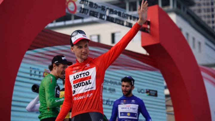 Tim Wellens, con el jersey de líder, saluda en el podio tras una etapa del Tour de Guangxi.