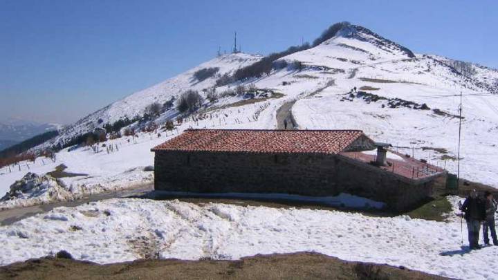 Imagen de la cumbre del Monte Oiz desde la Ermita de San Cristóbal.