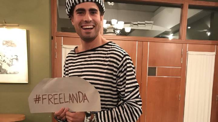 Mikel Landa posa disfrazado de presidiario con el cartel del hashtag #FreeLanda popularizado en el Tour de Francia.