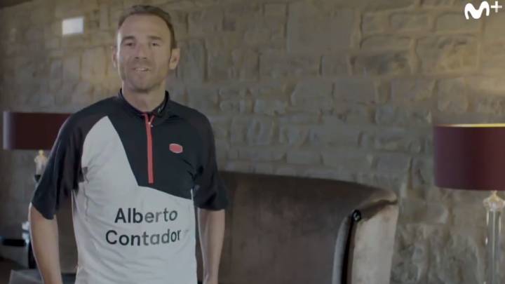 Alejandro Valverde posa con una camiseta con el nombre de Alberto Contador dentro de la campaña #SinTuRivalNoEresTú