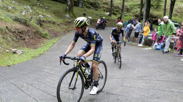 Adam Yates y Esteban Chaves suben las rampas de Los Machucos durante la Vuelta a España 2017.