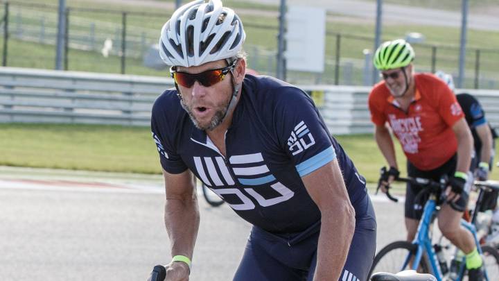 Lance Armstrong participa en una prueba ciclista en el Circuito de las Américas de Austin, Texas.