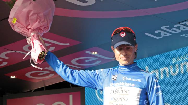 Damiano Cunego posa con la maglia azzurra de líder de la montaña durante el Giro de Italia 2016.