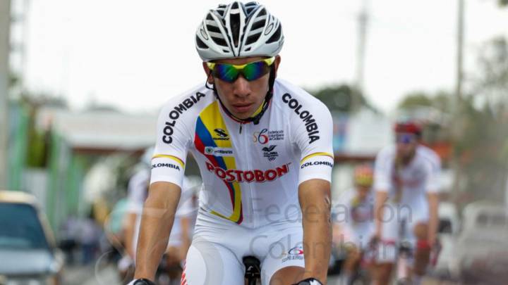 Robinson López posa con el maillot de campeón de Colombia de ciclismo en ruta en categoría sub-23.