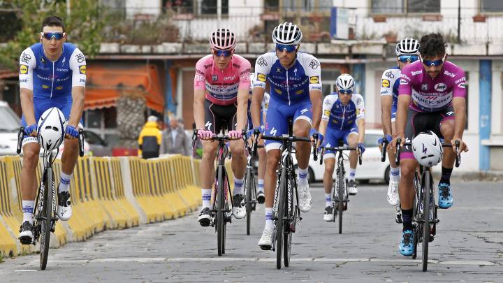 Fernando Gaviria y Bob Jungels ruedan con sus compañeros del Quick-Step en el Giro de Italia 2017.