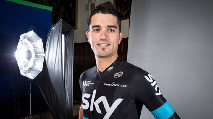 El ciclista Beñat Intxausti posa con el maillot del equipo Sky.