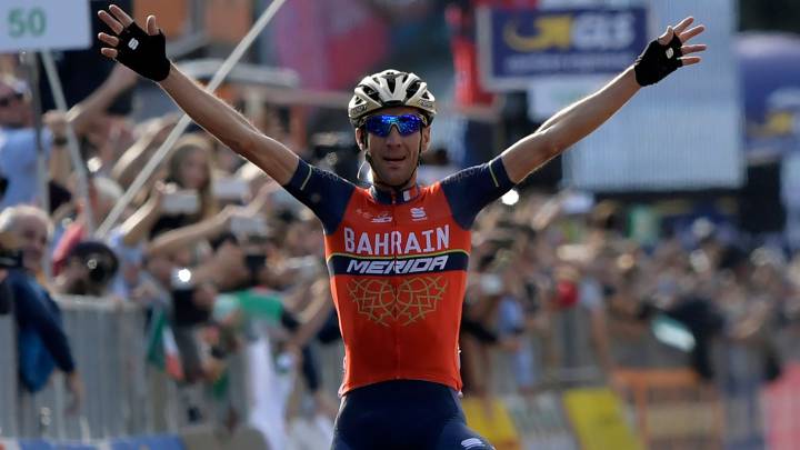 Vincenzo Nibali celebra su victoria en el Giro de Lombardía 2017.
