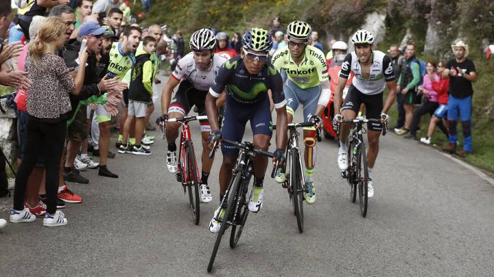 Nairo Quintana, Alberto Contador, Omar Frile y Fabio Felline suben el tramo de La Huesera durante la subida a los Lagos de Covadonga en la Vuelta a España 2016.