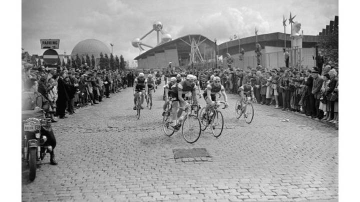 Imagen del pelotón del Tour de Francia saliendo de Bruselas en 1958.