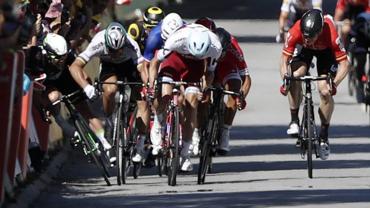 El ciclista eslovaco del equipo Bora Hansgrohe Peter Sagan cierra al inglés del equipo Dimension Data Mark Cavendish durante el esprint final de la 4ª etapa del Tour de Francia con llegada a Vittel.