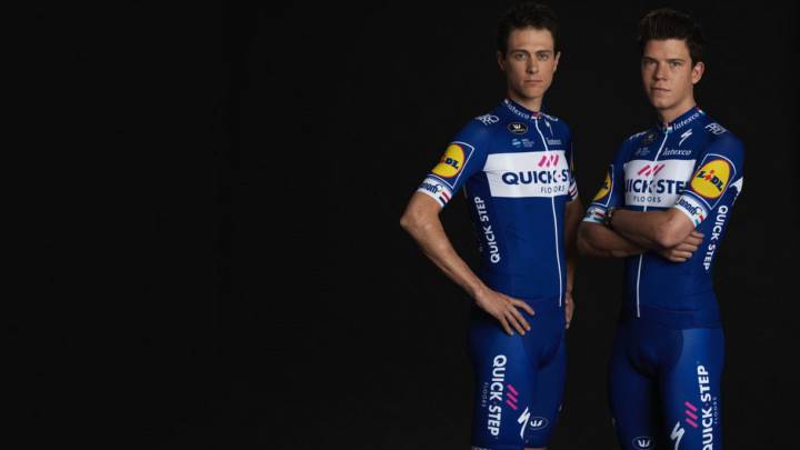 Niki Terpstra y Bob Jungels posan con el maillot del equipo Quick-Step para la temporada 2018.