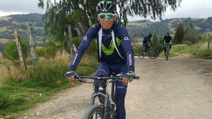 Nairo Quintana rueda con una bicicleta de montaña durante un entrenamiento en Colombia.