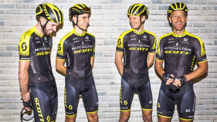 Los ciclistas del Mitchelton-Scott posan con su nuevo maillot para 2018.