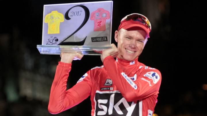 Chris Froome posa con el premio con el que le obsequió la Vuelta a España tras sumar su doblete con los títulos en Tour de Francia y Vuelta a España.