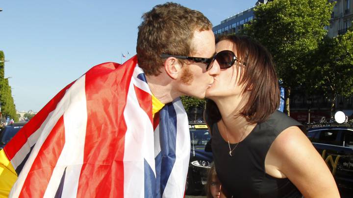 Bradley Wiggins se besa con su mujer Cath tras ganar el Tour de Francia 2012.
