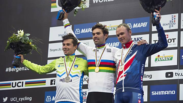 El ciclista holandés Tom Dumoulin celebra en el podio la medalla de oro conseguida en la prueba individual masculina de la contrarreloj de los Mundiales de Bergen junto al esloveno Primoz Roglic, plata, y al británico Chris Froome, bronce.