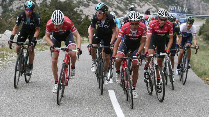 El ciclista español del Trek, Alberto Contador, al inicio del último puerto de la quinta etapa de la Volta Ciclista a Cataluña, que ha recorrido 182 km. entre Valls y Lo Port (Tarragona).