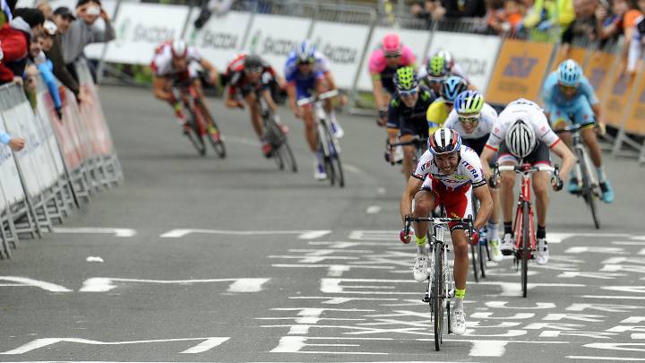Joaquim Rodríguez rueda en las rampas finales de Arrate durante la Vuelta al País Vasco 2015.
