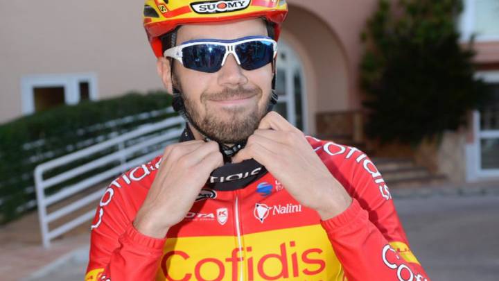 Jesús Herrada posa con el maillot del Cofidis con los colores de la bandera de España como campeón de ruta.