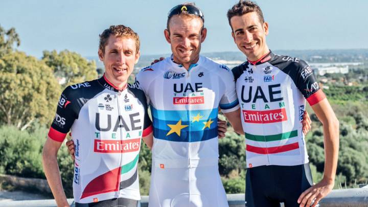 Dan Martin, Alexander Kristoff y Fabio Aru posan con sus maillots del UAE Emirates.