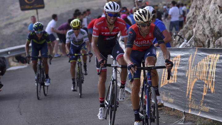 Vincenzo Nibali y Alberto Contador ruedan durante la subida a la Sierra de la Pandera en la Vuelta a España 2017.