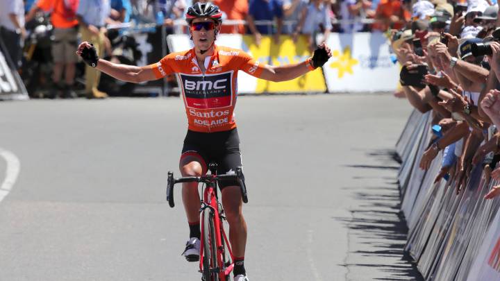 Richie Porte celebra su victoria en Willunga Hill en el Tour Down Under 2017.