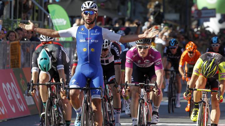 Fernando Gaviria celebra su victoria en la quinta etapa del Giro de Italia 2017 con final en Messina.